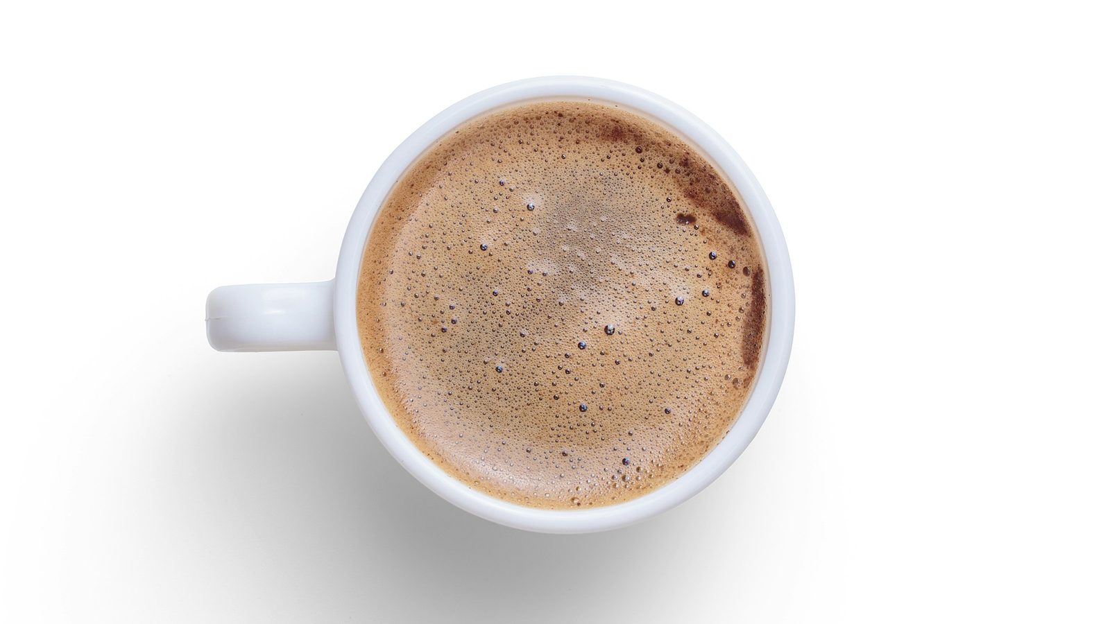 En hvid kop kaffe set oppefra på hvid baggrund