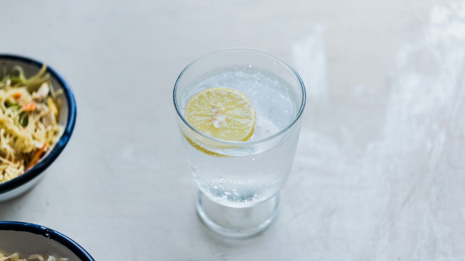 Et glas vand med en citronskive