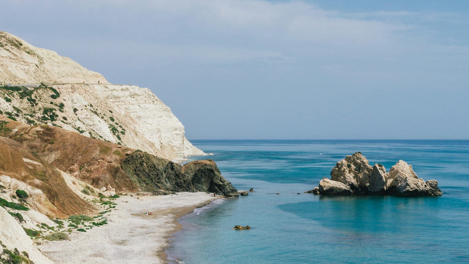 Kysten ved Petra tou Romiou på Cypern under en solrig himmel